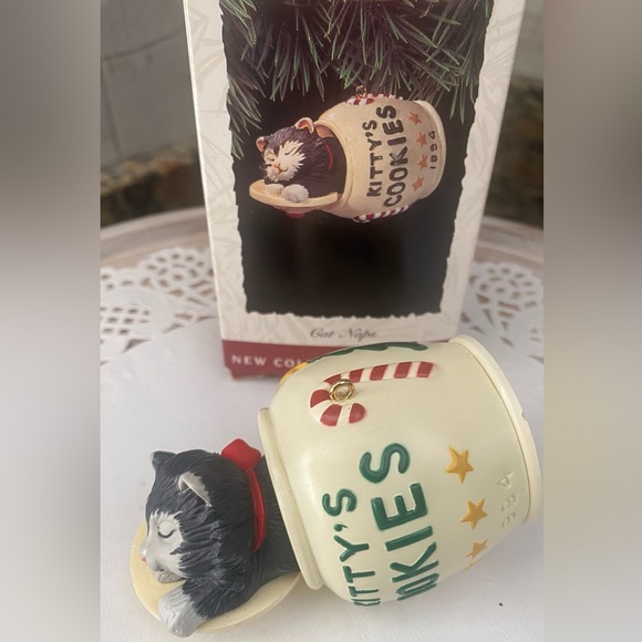🎄 HALLMARK KEEPSAKE COLLECTIBLE  ORNAMENT. RETIRED. DATED 1994. “CAT NAPS” 🐱 - Picture 4 of 9